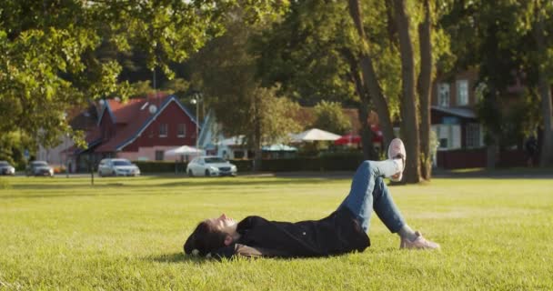 Femme Heureuse Reposant Extérieur Couché Sur Prairie Dans Fond Ville — Video