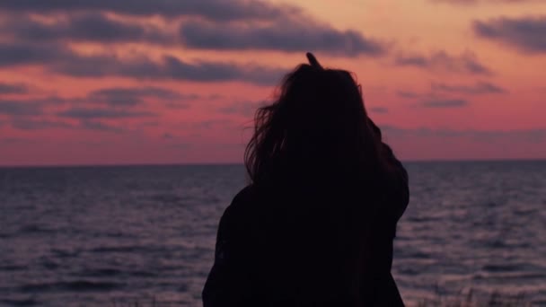 Młoda Kobieta Głaszcząc Długie Włosy Wybrzeżu Patrząc Horyzont Powolny Ruch — Wideo stockowe