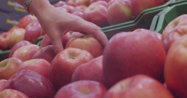 Womans el bakkal süpermarket pazarda taze meyve kırmızı elma alır alır. Ellerin çekim ve kutu meyve taze elma dolu yığın sağlıklı yaşam tarzı seçim konsepti 