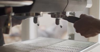 4K 'da çekilen profesyonel kahve makinesinden bardağa kahve dökülüyor. Taze Black Coffee Espresso makineden Beyaz Kupa 'ya akıyor. Kahvede baştan sona kahve yapmak
