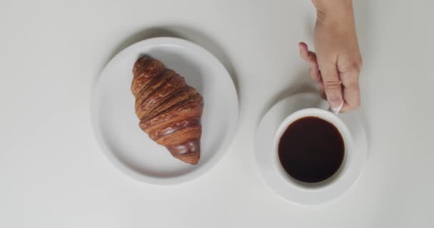 Ovanifrån Utsikt Över Kopp Med Kaffe Och Croissant Ligger Plattan — Stockvideo