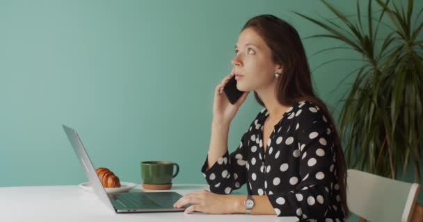 Mujer Mujer Negocios Hablando Teléfono Inteligente Sentado Mesa Oficina Utilizando — Vídeo de stock