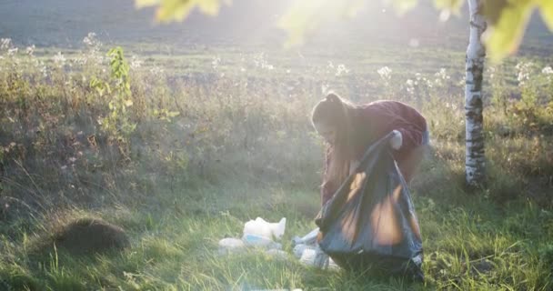 Junge Frau Sammelt Müll Freien Natur Hintergrund Zeitlupe Mädchen Sammeln — Stockvideo