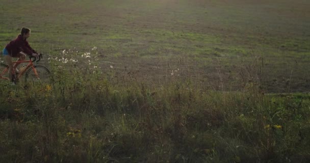 Підійде Сексуальна Дівчина Катається Велосипеді Відкритому Повітрі Сільській Місцевості Насолоджуючись — стокове відео