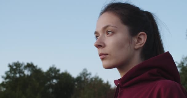 Cara Feminina Perto Olhando Para Lado Livre Natureza País Fundo — Vídeo de Stock