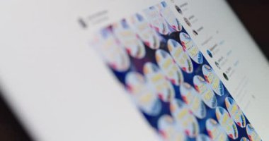 Yüzü olmayan kişi akıllı telefondan fotoğrafları kaydırıyor ve daha yakından bakıyor. Uygulamalı akıllı telefon ekranının makro görüntüsü açıldı. Sosyal iletişim bağımlılığı dijital yaşam tarzı teknolojisi