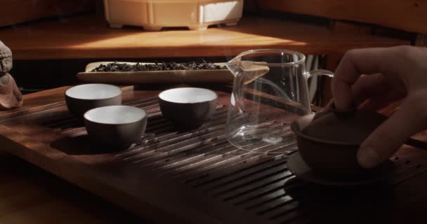 Безликий Чоловік Вливає Гарячу Воду Скляний Чайник Готуючи Чайну Церемонію — стокове відео