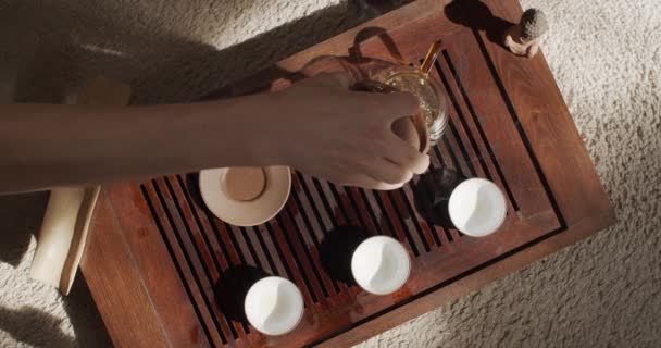 Снятое Сверху Видео Красивой Китайской Чайной Церемонии Внутри Солнечной Квартиры — стоковое видео