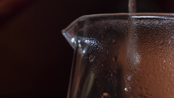 Bardzo Bliskie Ujęcie Mokrego Szklanego Czajnika Wypełniającego Wodą Miejsce Kopiowania — Wideo stockowe