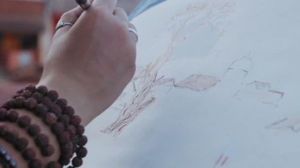 Makro sida vy av konstnärer hand rita bild med penna slow motion. Extra närbild av ansiktslös kvinna som arbetar med mästerverk i naturligt ljus. Konstdesigner verkstad detaljerad process — Stockvideo