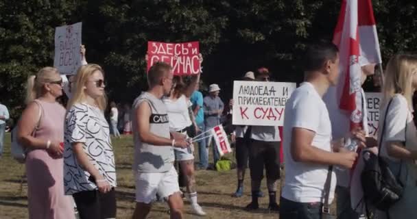MINSK, BELARUS - 16 AUGUST 2020: Fredliga protestanter med affischer och flaggor flyttar längs gatan. Vitryssar deltog i demonstrationer i Vitryssland mot Alexander Lukasjenkos diktatur — Stockvideo