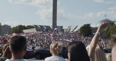 MINSK, BELARUS - 16 AĞUSTOS 2020: Posterleri ve Bayrakları Olan Barışçıl Protestocular Sokak Şehrine Taşındı. Beyaz Rusyalılar, Belarus 'ta Alexander Lukashenko' nun diktatörlüğüne karşı düzenlenen gösterilerde yer aldılar.