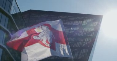 Belarus 'un Amblem Tarihi Sembollü Bayrak. Beyaz-kırmızı-beyaz bayrak, Beyaz Rusya 'daki diktatörlüğe karşı barışçıl protestolarda rüzgarda dalgalanan armalı armalı armalar. Belaruslular Yeni Adil Seçimler İstiyor