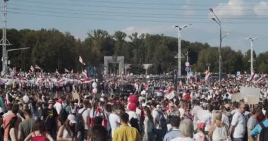 MINSK, BELARUS - 16 AĞUSTOS 2020: Posterleri ve Bayrakları Olan Barışçıl Protestocular Sokak Şehrine Taşındı. Beyaz Rusyalılar, Belarus 'ta Alexander Lukashenko' nun diktatörlüğüne karşı düzenlenen gösterilerde yer aldılar.