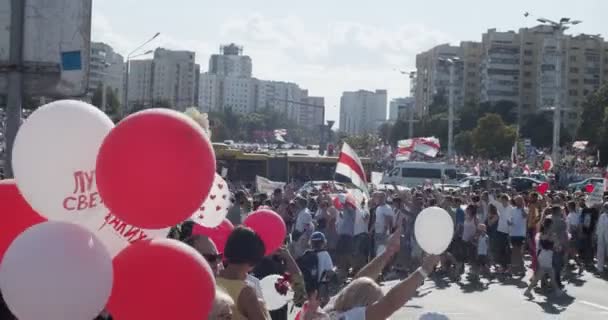 2014 년 8 월 16 일에 확인 함 . MINSK, BeliARUS - AUGeight 16, 2020: Peaceful Protesters With Posters And Flags move along Street City. 벨라루스인들이 러시아의 독재자 알렉산드르 루카셴코에 대항하는 시위에 참여하다 — 비디오