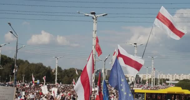 Minsk, Bělorusko - 16. srpna 2020: Národní historické vlajky vlnící se na pokojné protestní demonstraci v Bělorusku. Lidé protestují proti Lukašenkově diktatuře. Nové spravedlivé volby — Stock video