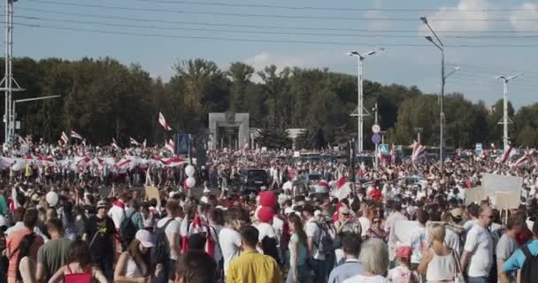 MINSK, BELARUS - 16. AUGUST 2020: Friedliche Demonstranten mit Plakaten und Fahnen ziehen durch die Straßen der Stadt. Weißrussen beteiligten sich an Demonstrationen in Weißrussland gegen die Diktatur Alexander Lukaschenkos — Stockvideo