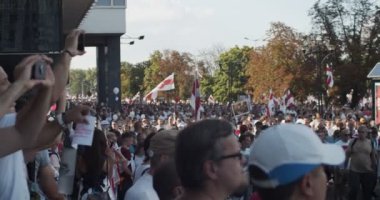 MINSK, BELARUS - 16 AĞUSTOS 2020: Posterleri ve Bayrakları Olan Barışçıl Protestocular Sokak Şehrine Taşındı. Beyaz Rusyalılar, Belarus 'ta Alexander Lukashenko' nun diktatörlüğüne karşı düzenlenen gösterilerde yer aldılar.