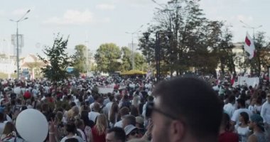 MINSK, BELARUS - 16 AĞUSTOS 2020: Posterleri ve Bayrakları Olan Barışçıl Protestocular Sokak Şehrine Taşındı. Beyaz Rusyalılar, Belarus 'ta Alexander Lukashenko' nun diktatörlüğüne karşı düzenlenen gösterilerde yer aldılar.