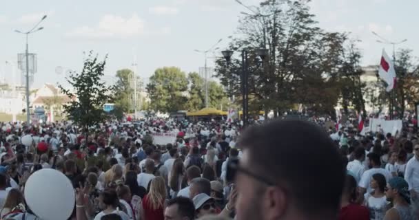 MINSK, BELARUS - 16 AOÛT 2020 : Des manifestants pacifiques avec des affiches et des drapeaux se déplacent le long de Street City. Des Biélorusses ont participé à des manifestations en Biélorussie contre la dictature d'Alexandre Loukachenko — Video