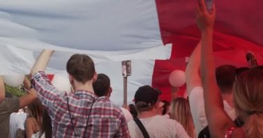 MINSK, BELARUS - 16 AĞUSTOS 2020: İnsanlar Caddenin aşağısında dev beyaz-kırmızı-beyaz tarihi bayrak taşıyor. Beyaz Rusyalılar Alexander Lukashenko 'nun Diktatörlüğüne Karşı Gösterilerde yer aldılar