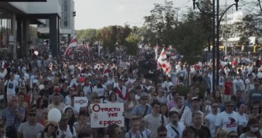 MINSK, BELARUS - 16 AĞUSTOS 2020: Posterleri ve Bayrakları Olan Barışçıl Protestocular Sokak Şehrine Taşındı. Beyaz Rusyalılar, Belarus 'ta Alexander Lukashenko' nun diktatörlüğüne karşı düzenlenen gösterilerde yer aldılar.