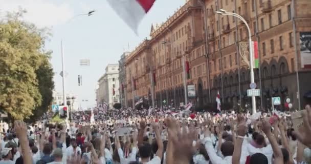 Mińsk, Białoruś - 16 sierpnia 2020 r.: Wideo z pokojowej demonstracji protestacyjnej na Białorusi. Tłum ludzi protestujących przeciwko dyktaturze w mieście Europy. Żądanie nowych demokratycznych wyborów — Wideo stockowe