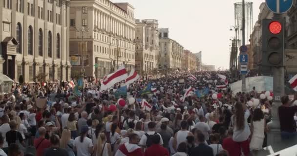 MINSK, BELARUS - 16 de agosto de 2020: Protestantes pacíficos com cartazes e bandeiras se movem ao longo da cidade de Street. Belarusians tomou parte em manifestações na Bielorrússia contra a ditadura de Alexander Lukashenko — Vídeo de Stock