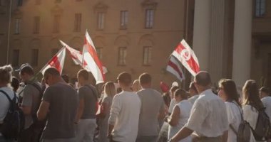 MINSK, BELARUS - 16 AĞUSTOS 2020: Posterleri ve Bayrakları Olan Barışçıl Protestocular Sokak Şehrine Taşındı. Beyaz Rusyalılar, Belarus 'ta Alexander Lukashenko' nun diktatörlüğüne karşı düzenlenen gösterilerde yer aldılar.