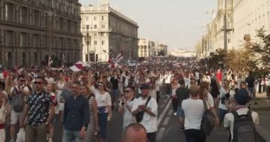 MINSK, BELARUS - 16 AĞUSTOS 2020: Posterleri ve Bayrakları Olan Barışçıl Protestocular Sokak Şehrine Taşındı. Beyaz Rusyalılar, Belarus 'ta Alexander Lukashenko' nun diktatörlüğüne karşı düzenlenen gösterilerde yer aldılar.