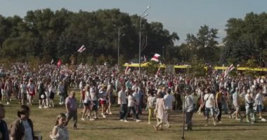 MINSK, BELARUS - 16 AĞUSTOS 2020: Sokaktaki Barışçıl Protestolarda Çimlerde Bayraklarla Yürüyen Beyaz Irk Kalabalığı. Toplu taşıma arka planda durduruldu. Halk Yeni Adil Seçimler İstiyor