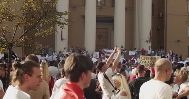 MINSK, BELARUS - AUGUST 16, 2020: Vreedzame demonstranten met affiches en vlaggen bewegen zich langs Street City. Wit-Russen namen deel aan demonstraties in Wit-Rusland tegen de dictatuur van Alexander Loekasjenko — Stockvideo