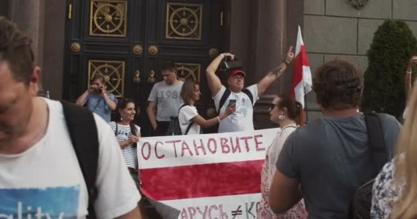 MINSK, BELARUS - 16 ΑΥΓΟΥΣΤΟΥ 2020: Ειρηνικοί διαδηλωτές τραγουδούν τραγούδια σε διαδηλώσεις κατά της δικτατορίας. Λευκορώσοι με αφίσες και σημαίες. Οι άνθρωποι απαιτούν παραίτηση από τον Πρόεδρο Alexander Lukashenko — Αρχείο Βίντεο