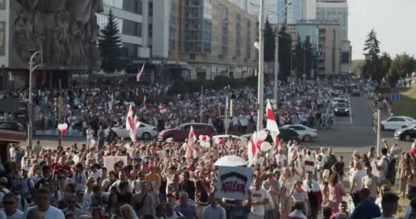 MINSK, BELARUS - 16 de agosto de 2020: Manifestantes pacíficos con carteles y banderas se mueven por la ciudad de la calle. Bielorrusos participaron en manifestaciones en Bielorrusia contra la dictadura de Alexander Lukashenko — Vídeos de Stock