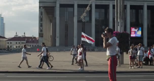 MINSK, BELARUS - 16 sierpnia 2020: Facet robiący zdjęcia tłumu na pokojowym proteście. Ludzie brali udział w demonstracjach na Białorusi przeciwko dyktaturze Aleksandra Łukaszenki. Nowe uczciwe wybory — Wideo stockowe