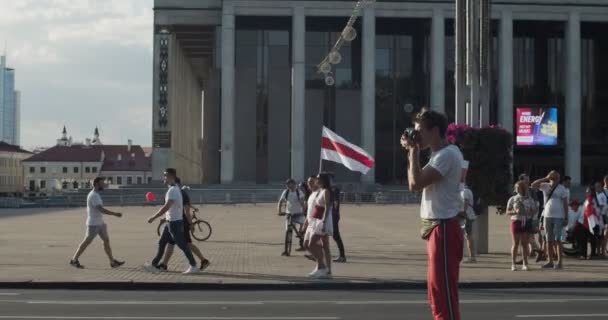 Беларусь - 16 августа 2020 года: Гай фотографирует толпу на мирной акции протеста. Люди принимали участие в демонстрациях в Беларуси против диктатуры Александра Лукашенко. Новые честные выборы — стоковое видео