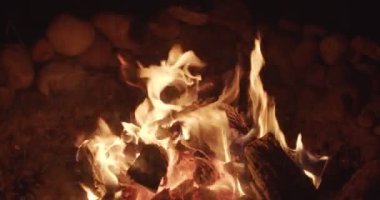 Kara gece arka planında yanan şenlik ateşi kütüklerini kapatın. Akşam fotokopisinde barbekü için turuncu yangın alevi. Kamp gezisi macerası. Ekoloji koruma güvenlik kavramı
