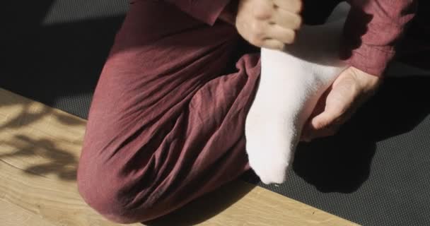 Close-up zicht van gezichtsloze masseur opwarmen voetspieren slow motion zonnige achtergrond. Mannelijke handen tikken draaiende beengewricht in thai massage techniek. Lichaamsverzorging gezonde voeten — Stockvideo
