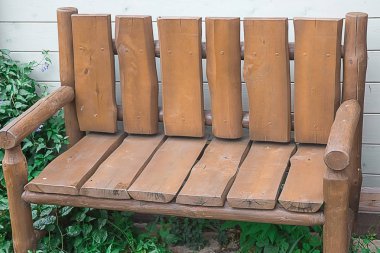 Fotoğraf için bir şehir parkı içinde kalan bir tezgah