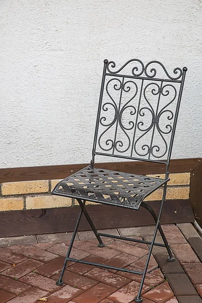 Foto eines geschnitzten dekorativen Stuhls aus Metall — Stockfoto