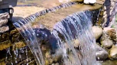 şelale ve taşlar gündüz görünümünü kıyısında