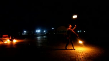 Kadınlar geceleri sokakta yangın gösterisi yapıyorlar. 