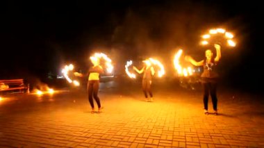 Kadınlar geceleri sokakta yangın gösterisi yapıyorlar. 