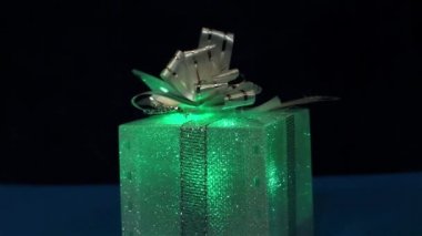 Işıklar açık siyah arka plan üzerinde renkli hediye kutusu