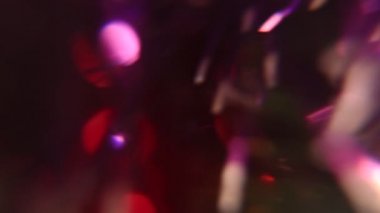 koyu arka plan üzerinde renkli soyut görüntüleri