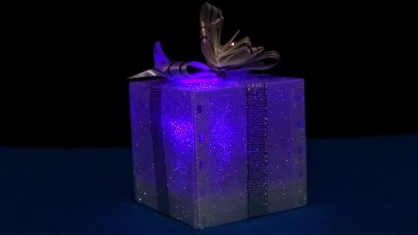 Gekleurde Geschenkdoos Lichten Zwarte Achtergrond — Stockvideo