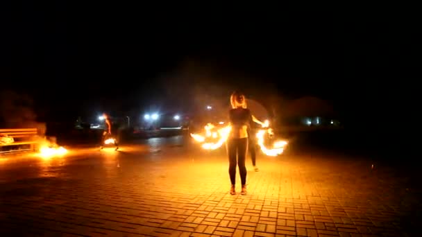 夜间在街上表演火警的妇女 — 图库视频影像