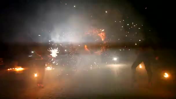 Kobiety Wykonujące Pokaz Ognia Ulicy Nocy — Wideo stockowe