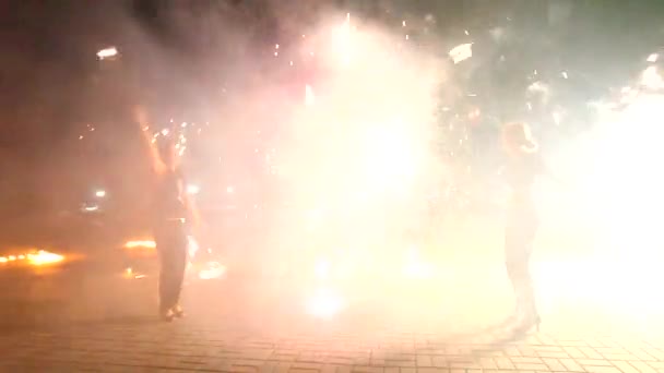 Mujeres Realizando Espectáculo Fuego Calle Durante Noche — Vídeos de Stock