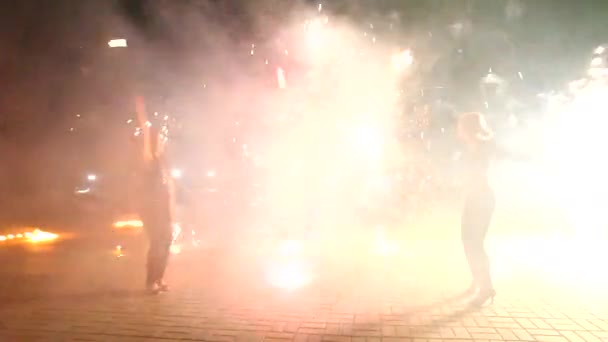 Donne Che Eseguono Spettacolo Fuoco Strada Durante Notte — Video Stock